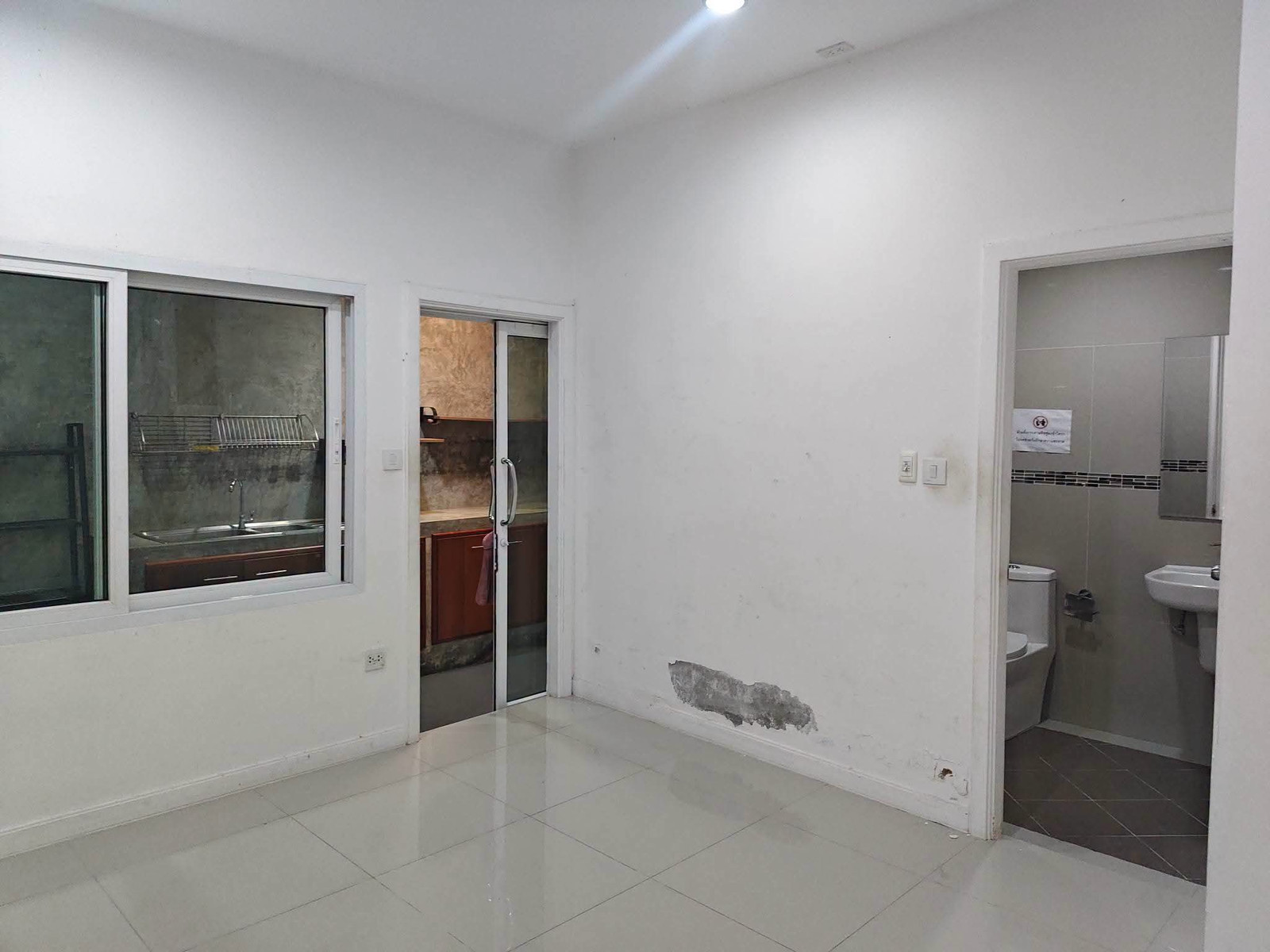 🏡 ให้เช่าทาวน์โฮม 2 ชั้น | หมู่บ้านพาทาโกเนีย 5 (รามอินทรา–ซาฟารี) 📍ถนนเลียบคลองสอง 18 💰 ค่าเช่าเพียง 15,000 บาท/เดือน 📌 รายละเอียดบ้าน ▪️ เนื้อที่ 24 ตร.ว. ▪️ 3 ห้องนอน ▪️ 2 ห้องน้ำ ▪️ เครื่องปรับอากาศ 4 เครื่อง ❌ ไม่รับเลี้ยงสัตว์ พันธุ์ใหญ่ ❌ ไม – รูปที่ 4