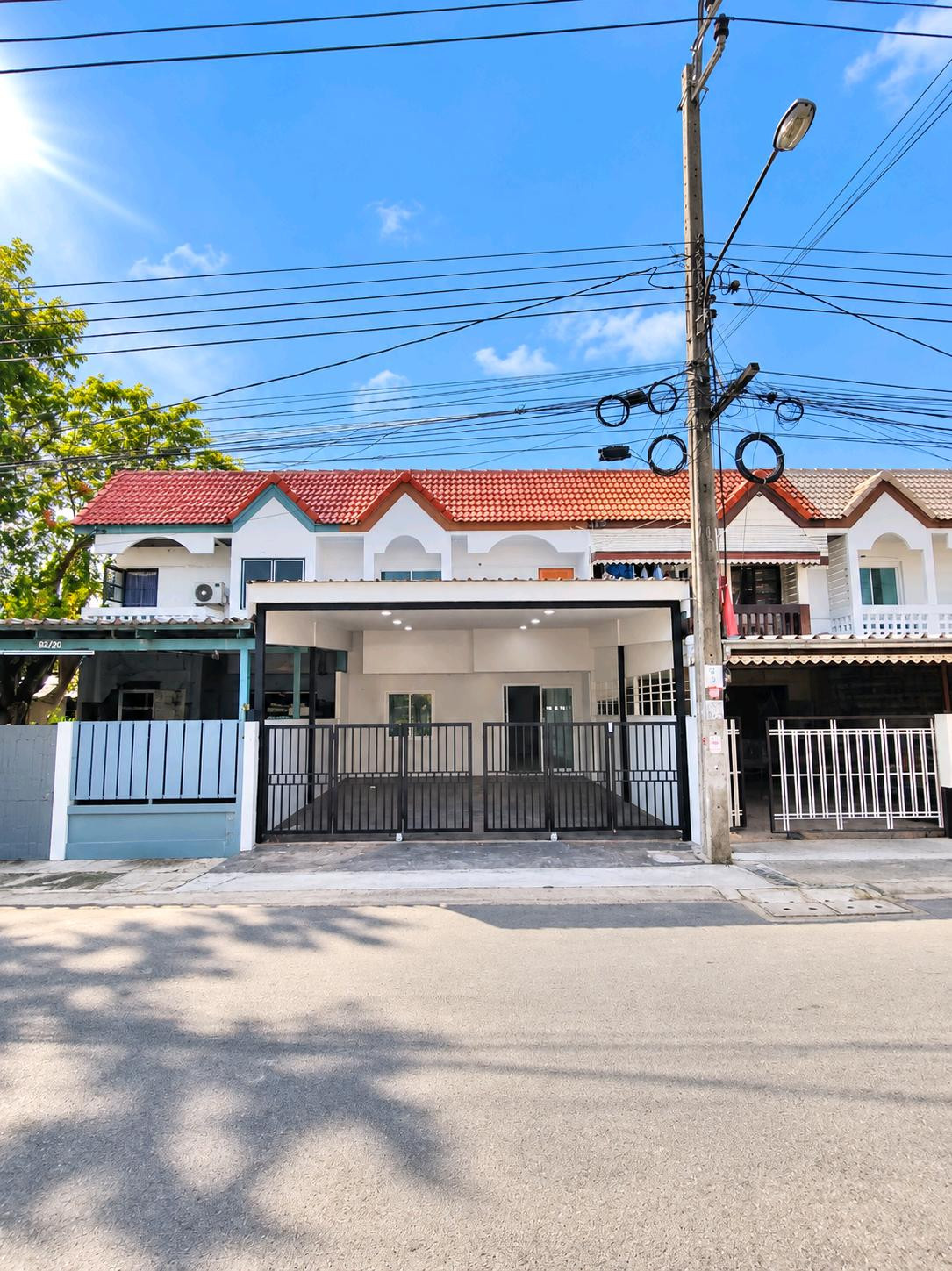2-story house for sale, 3 bedrooms, good location, not deep in the alley, Soi Sai Mai 48, open for business or residence.