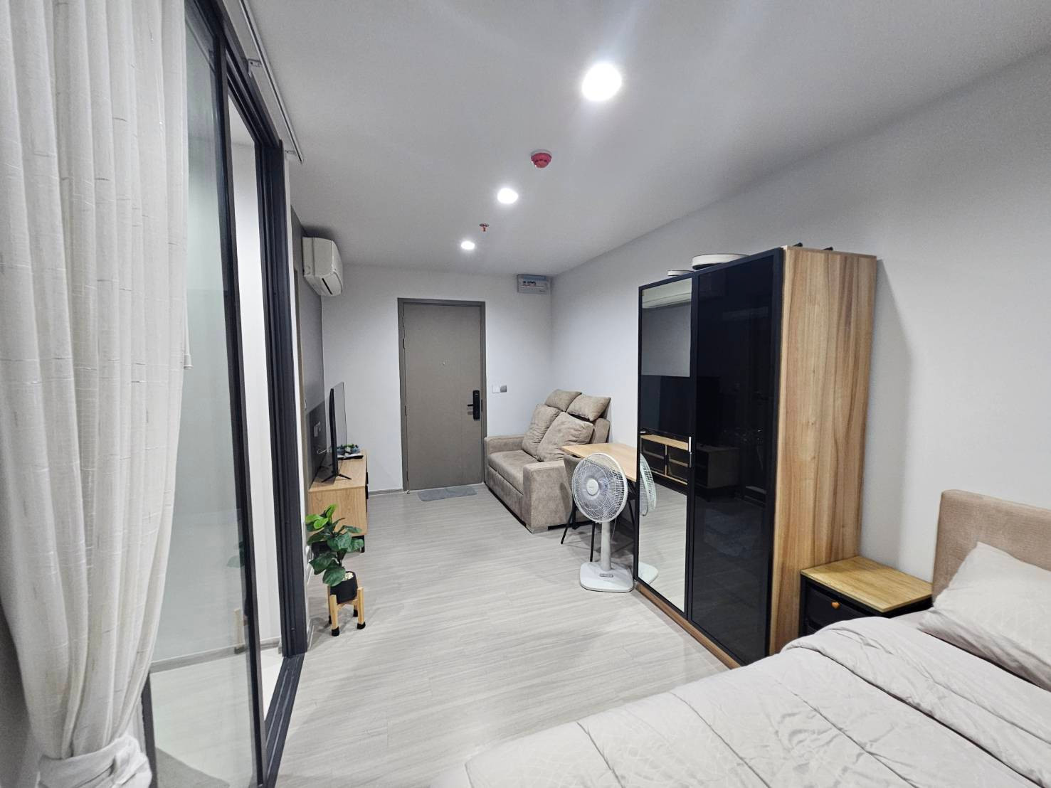 Hot Deal 1 bed for rent at Life asoke hype Hot Deal 1 bed for rent at Life asoke hype