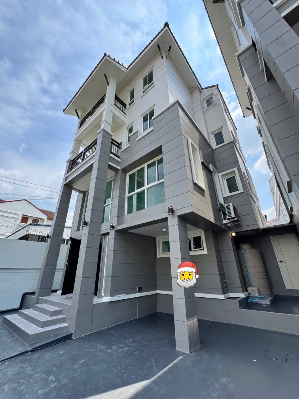 🏡 FOR RENT Newly renovated townhome, Ekkamai, Soi Pridi Banomyong 31 (Ekkamai 12), 3 bedrooms, 3 bathrooms, location in the heart of Ekkamai. Suitable for living and doing business📅 Ready to move in from 12 October 2026 (2026) 💰 Rent only 75,000 baht/mont
