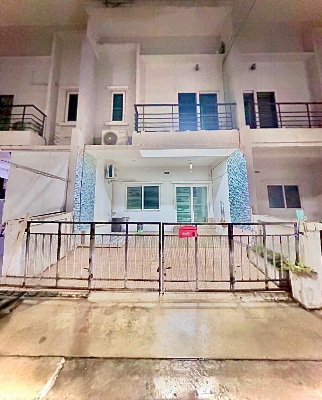 🔥 House for rent, 3 bedrooms, only 11,500 baht/month! 🔥 🏡 Patagonia 3 Ramindra–Samwa The house is in front of the project, main road at the beginning of the alley 🛏 3 bedrooms | 🛁 2 bathrooms | ❄️ 3 air conditioners 🛋 Spacious living room With TV shelf 🍳 