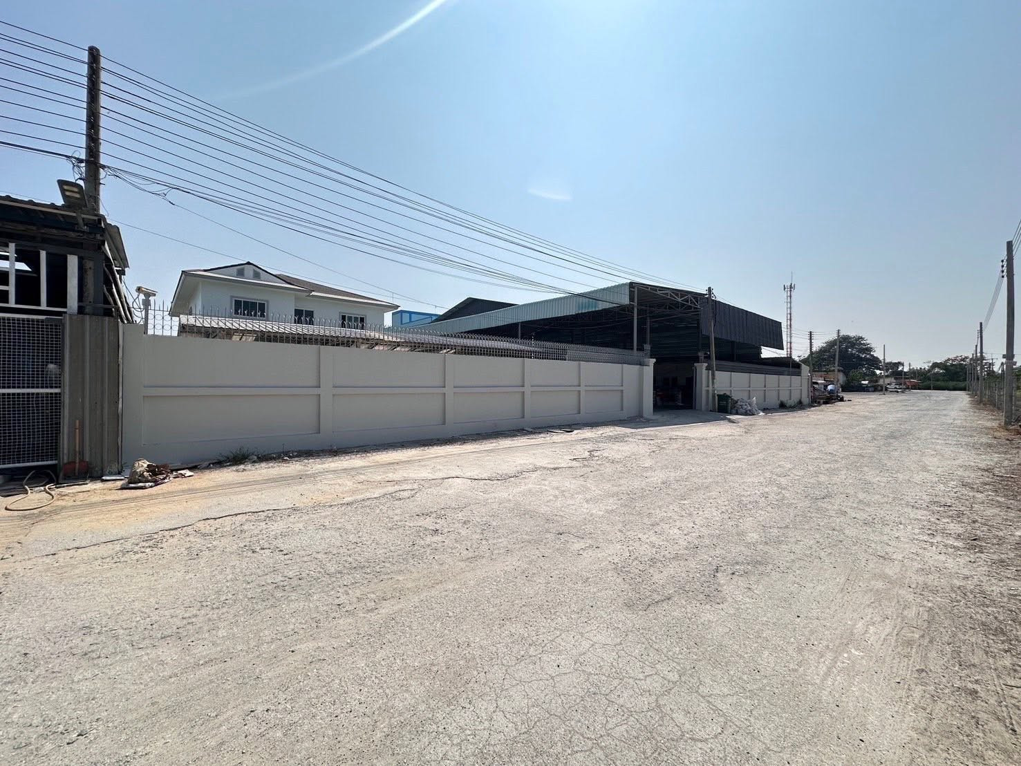 Warehouse with office for rent and worker housing + 2-story house, total area 1 rai, usable area 1,547 sq m., located in Bang Phli, Samut Prakan. Warehouse with office for rent and worker housing + 2-story house, total area 1 rai, usable area 1,547 sq m., located in Bang Phli, Samut Prakan.