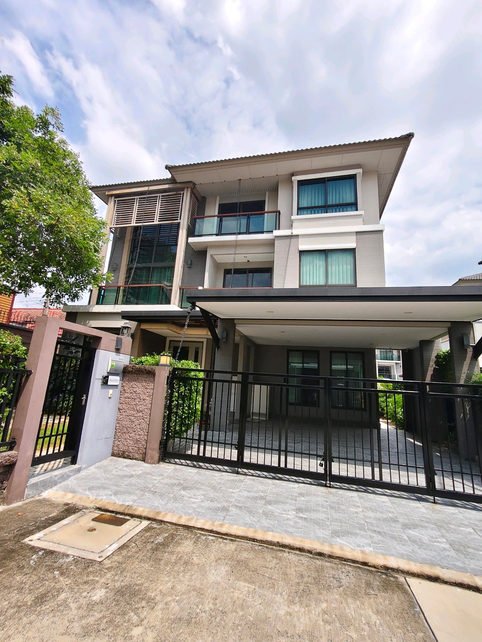🚩Passorn Songprapa with built-ins throughout, worth over 3 million baht, for sale or rent.