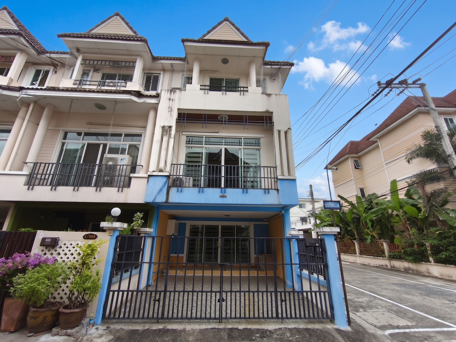 Townhome for sale, 3 floors, corner house, Nawanit Village, Chaengwattana - Pak Kret, area 20.8 square meters, 3 bedrooms, Bang Phut Subdistrict, Pak Kret District. Nonthaburi Province