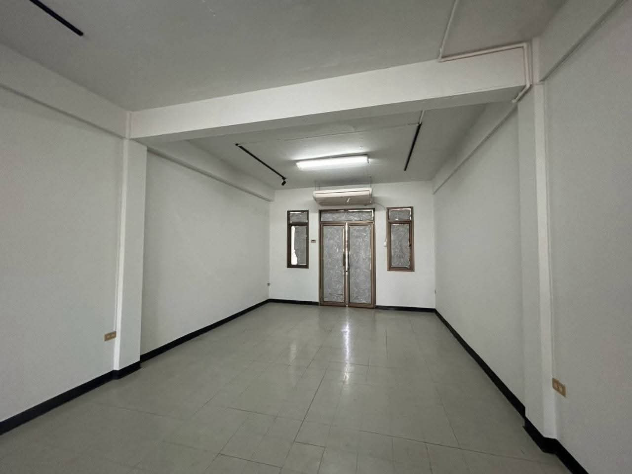 Commercial building for rent, 4.5 floors, Ekkamai area, near At Ekkamai 500 m., near Donki Mall, convenient travel, suitable for a home office, product stock or other businesses. – รูปที่ 3