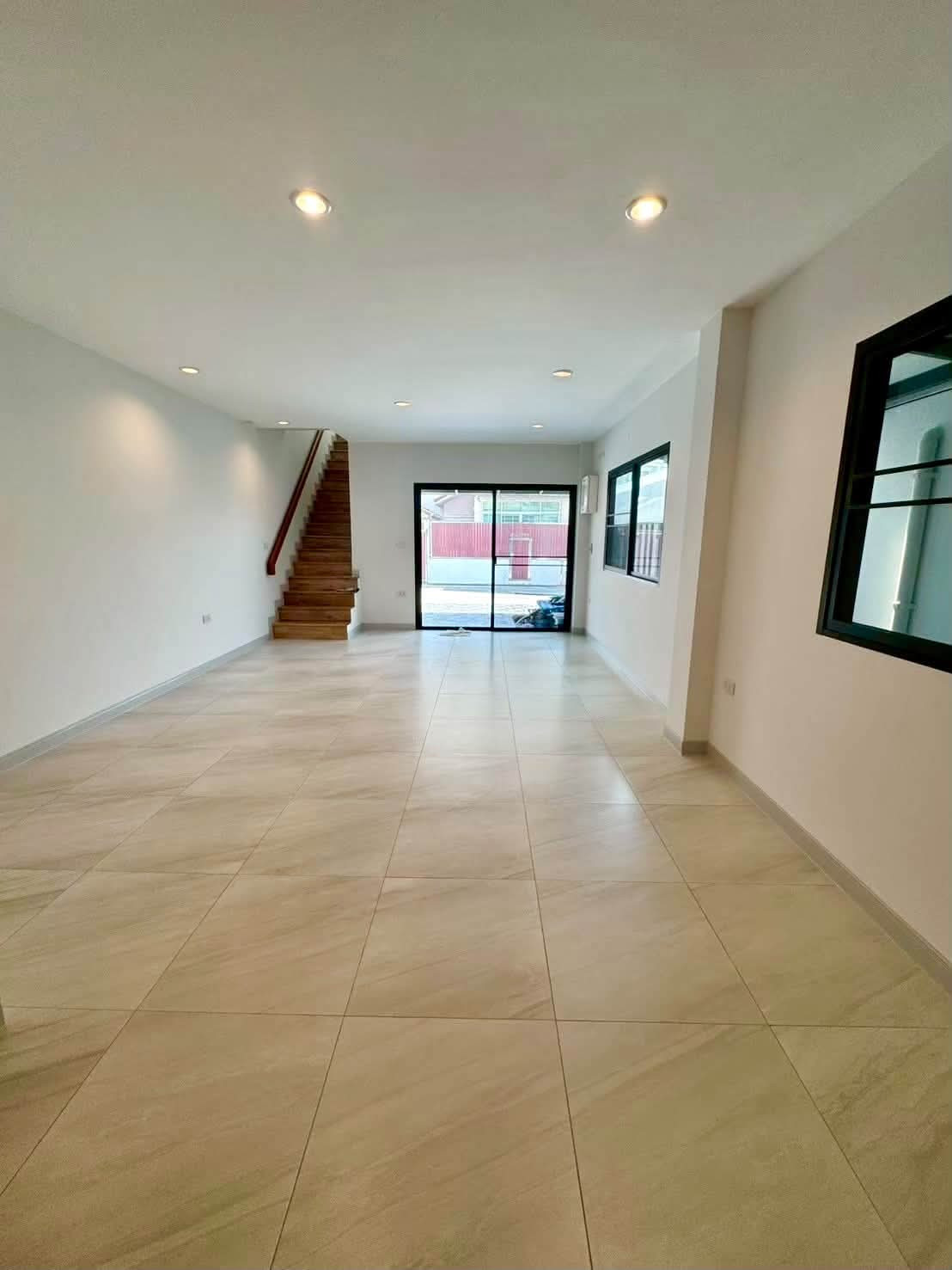 3-story semi-detached house, Modern style, large glass design. Exposure to natural light throughout the day new house Ready to move in Location along the expressway, Lat Phrao 87, behind CDC, only 750 meters, can enter and exit both Pradit Manoontham Road – รูปที่ 3
