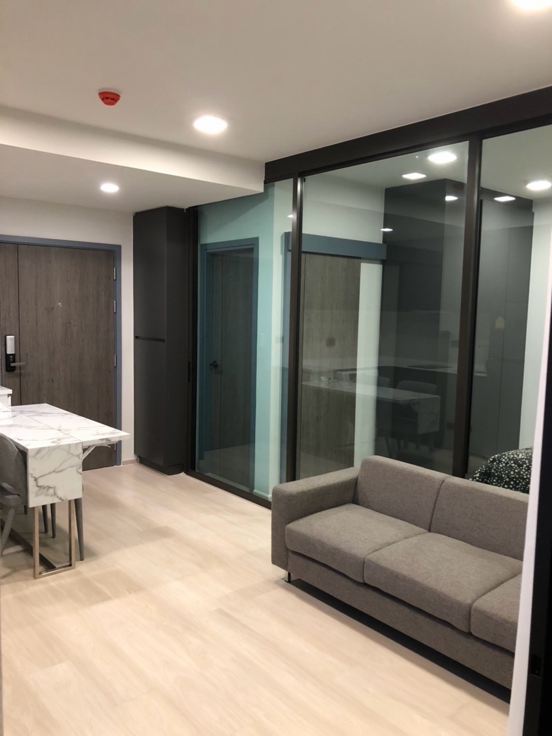 For Rent!! Venio Sukhumvit 10 Low Rise Condo 8 floors  Rent Price!! 21,000฿ per month❤️‍🔥 1 Bedrooms 1 Bathroom size 34 sq.m. Contract  Aomam (agent) Tel./Line id : 0955871692 WhatsApp : +66 95 587 1692 – รูปที่ 4