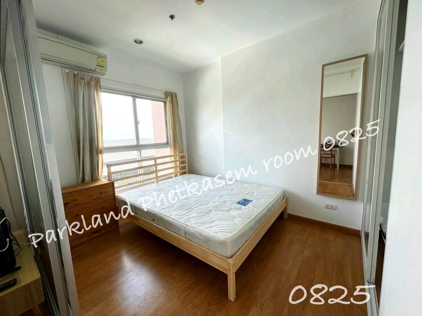Very good price, The Parkland Phetkasem, next to MRT Lak 2, opposite The Mall Bang Khae department store. Price can make an appointment to see.