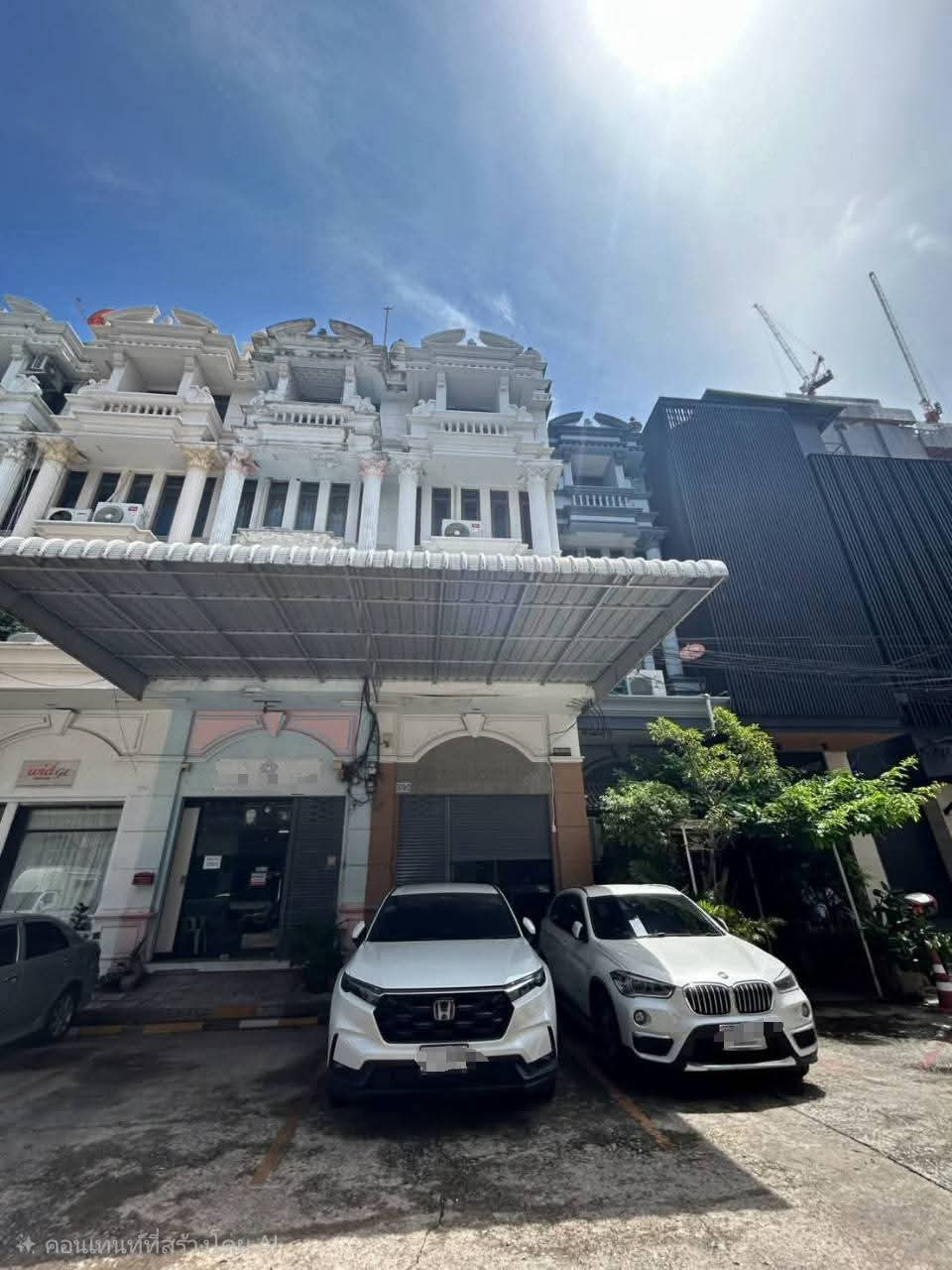 Commercial building for rent, 4.5 floors, Ekkamai area, near At Ekkamai 500 m., near Donki Mall, convenient travel, suitable for a home office, product stock or other businesses.