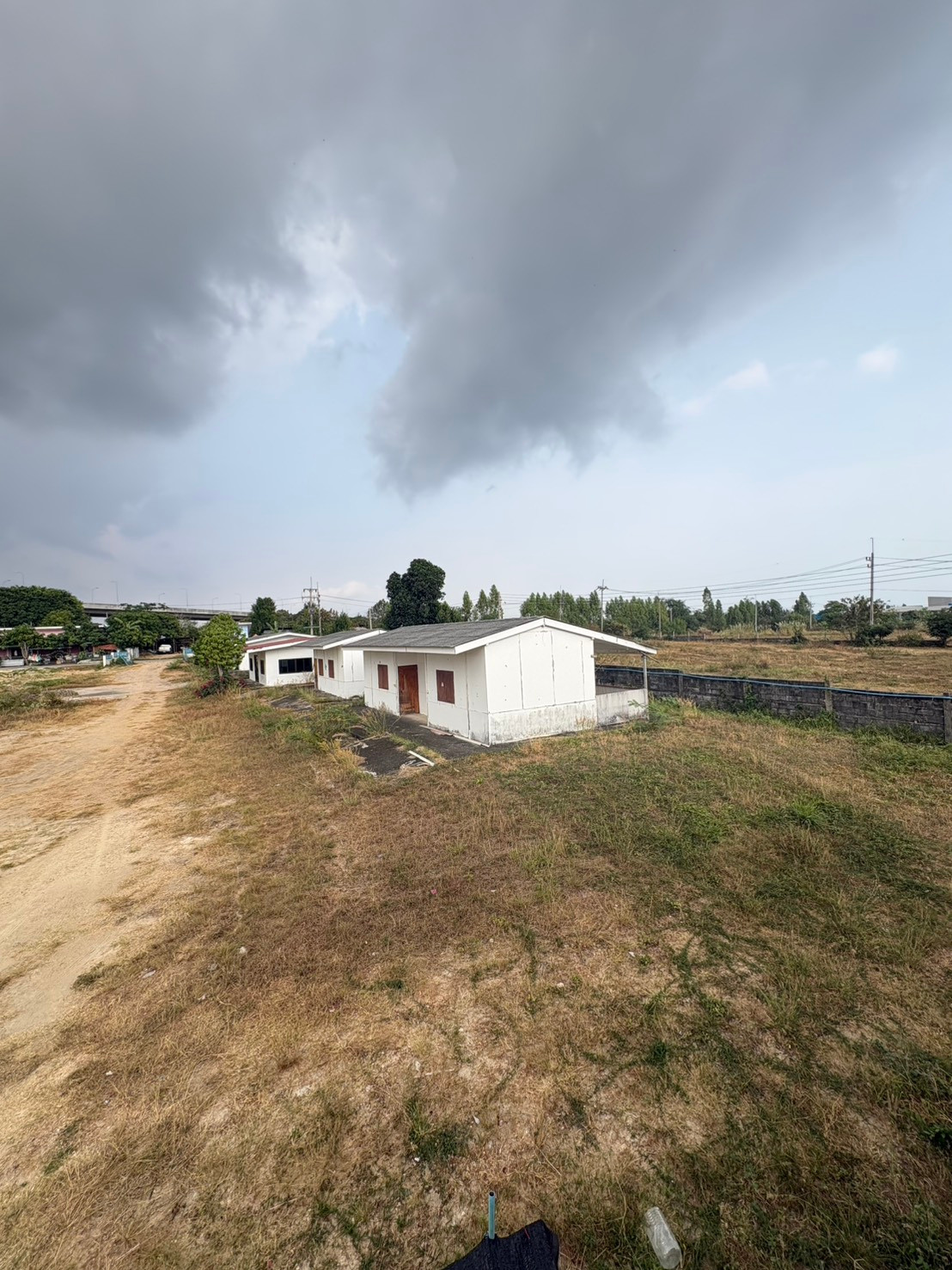 Land for rent with accommodation near the airport, Ban Chang District. Land for rent with accommodation near the airport, Ban Chang District.