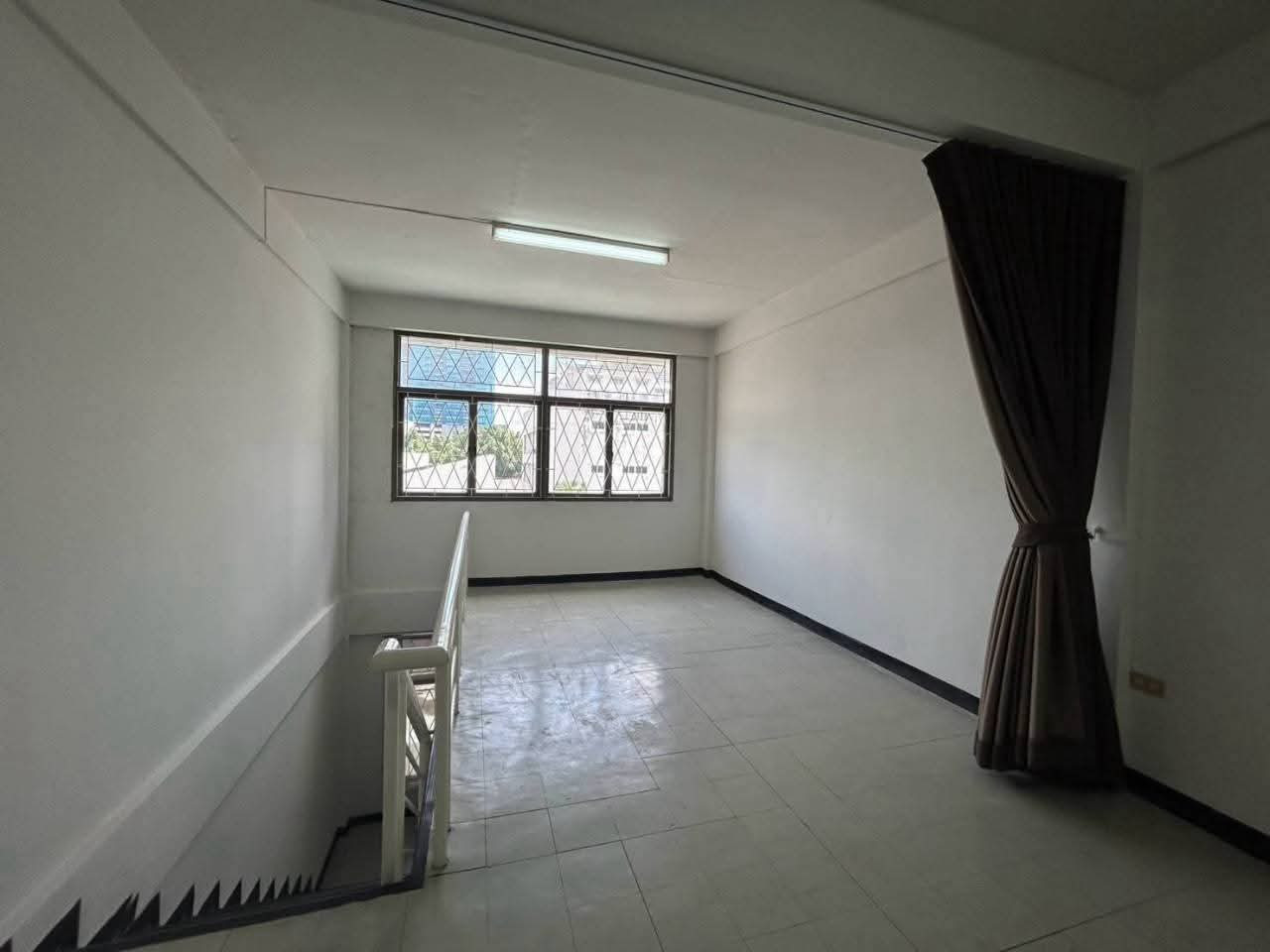 Commercial building for rent, 4.5 floors, Ekkamai area, near At Ekkamai 500 m., near Donki Mall, convenient travel, suitable for a home office, product stock or other businesses. – รูปที่ 4