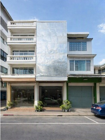 4.5-story commercial building with 3 bed and 2 bath located 750m. from MRT Sutthisan and 800m. from
