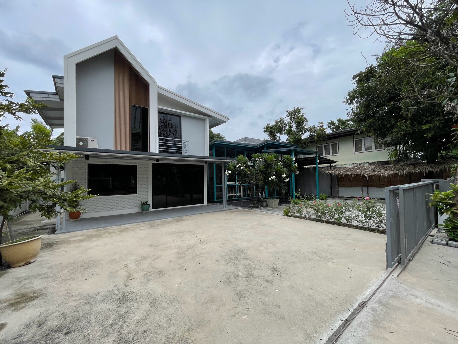 2 detached houses for sale in the same area, Prachachuen 12 | Land 83 sq m | Newly renovated | Suitable for living + doing business / cafe / restaurant