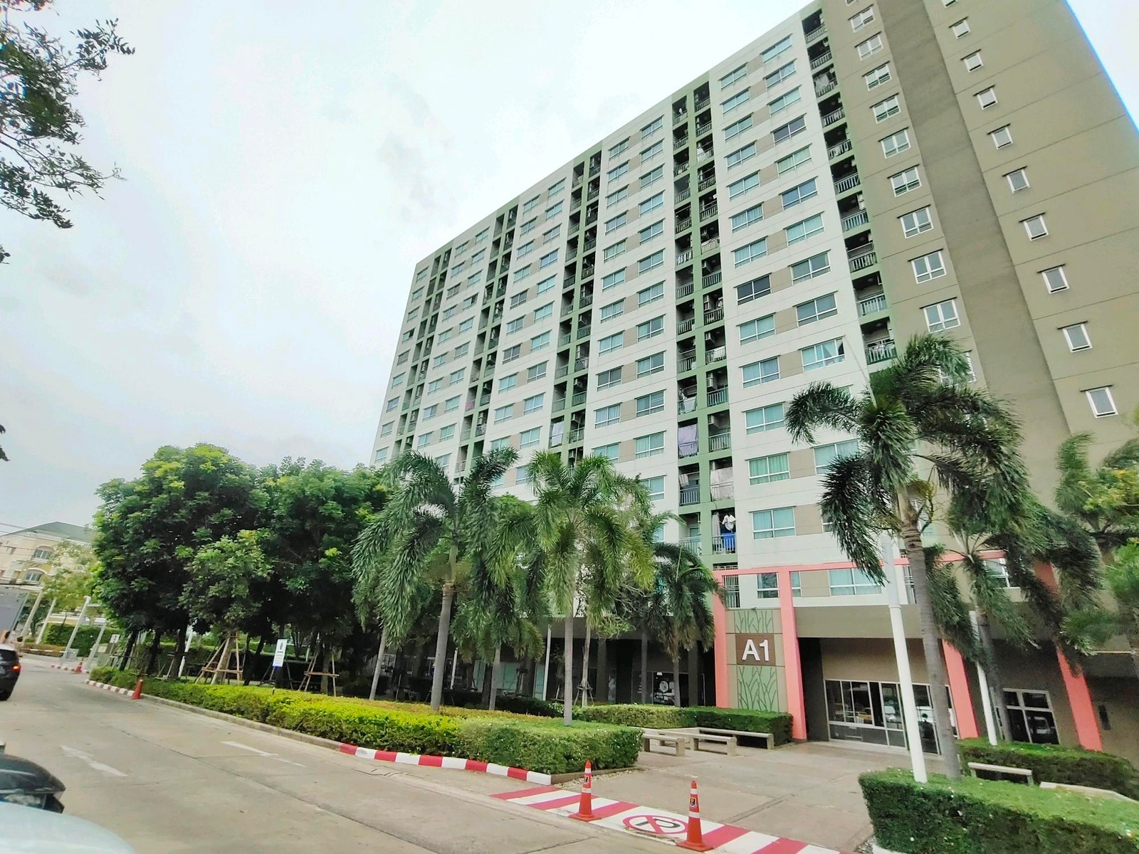 For sale and rent With furniture Private corner room There is a convenience store 7-11.
