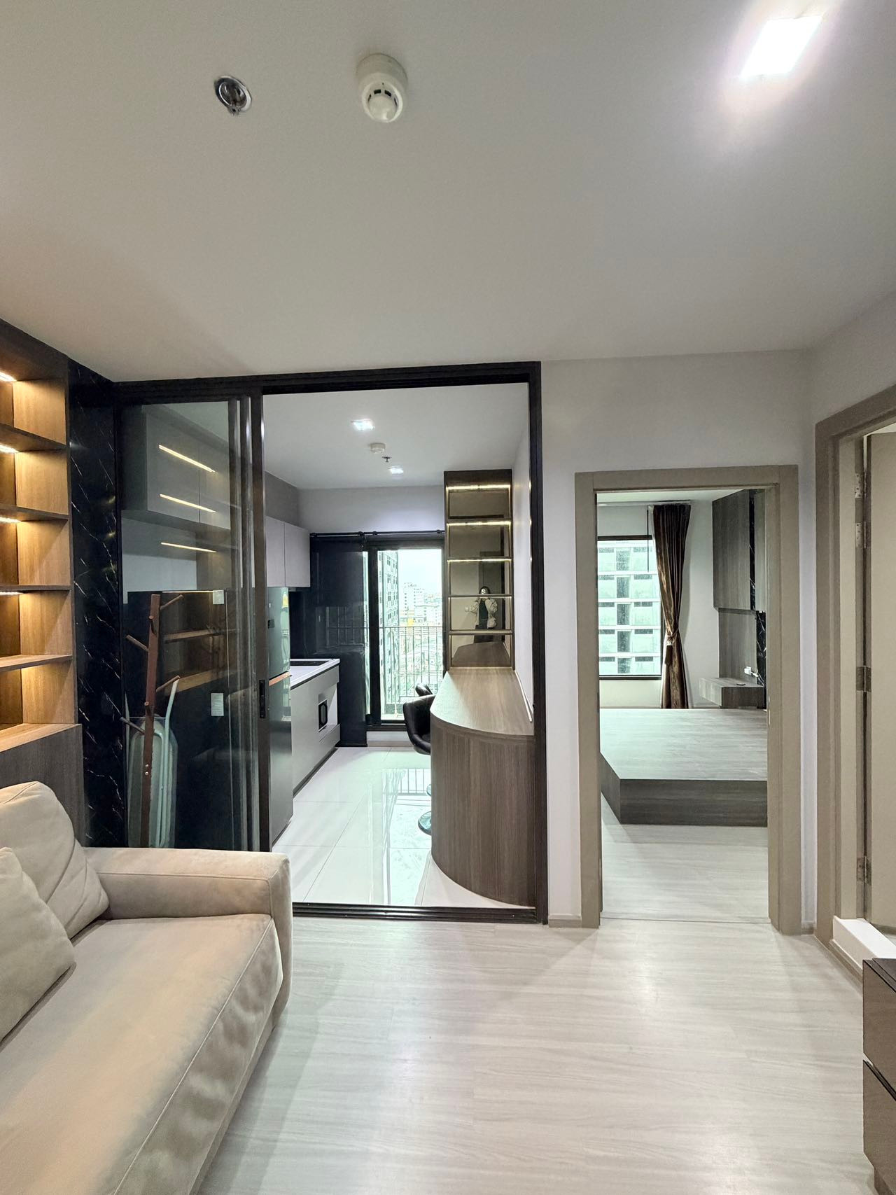 📍✨ Life Asoke Rama 9 | For Rent 🏡✨ Modern condominium in the Rama 9 area, offering convenient city living with easy access to MRT, shopping malls, office buildings, restaurants, and lifestyle destinations. 🌆🚇