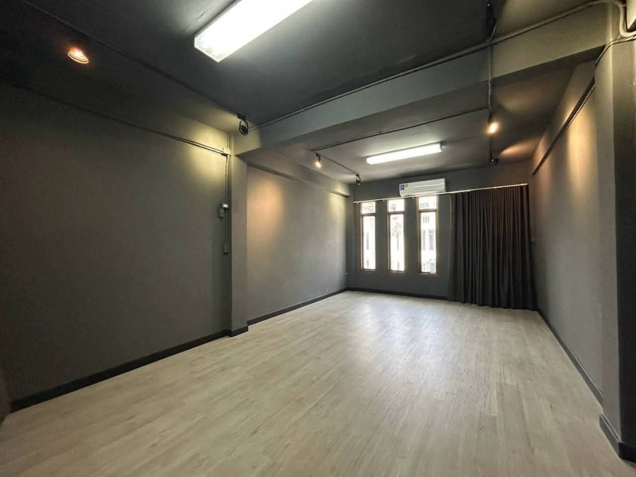 Commercial building for rent, 4.5 floors, Ekkamai area, near At Ekkamai 500 m., near Donki Mall, convenient travel, suitable for a home office, product stock or other businesses. – รูปที่ 2