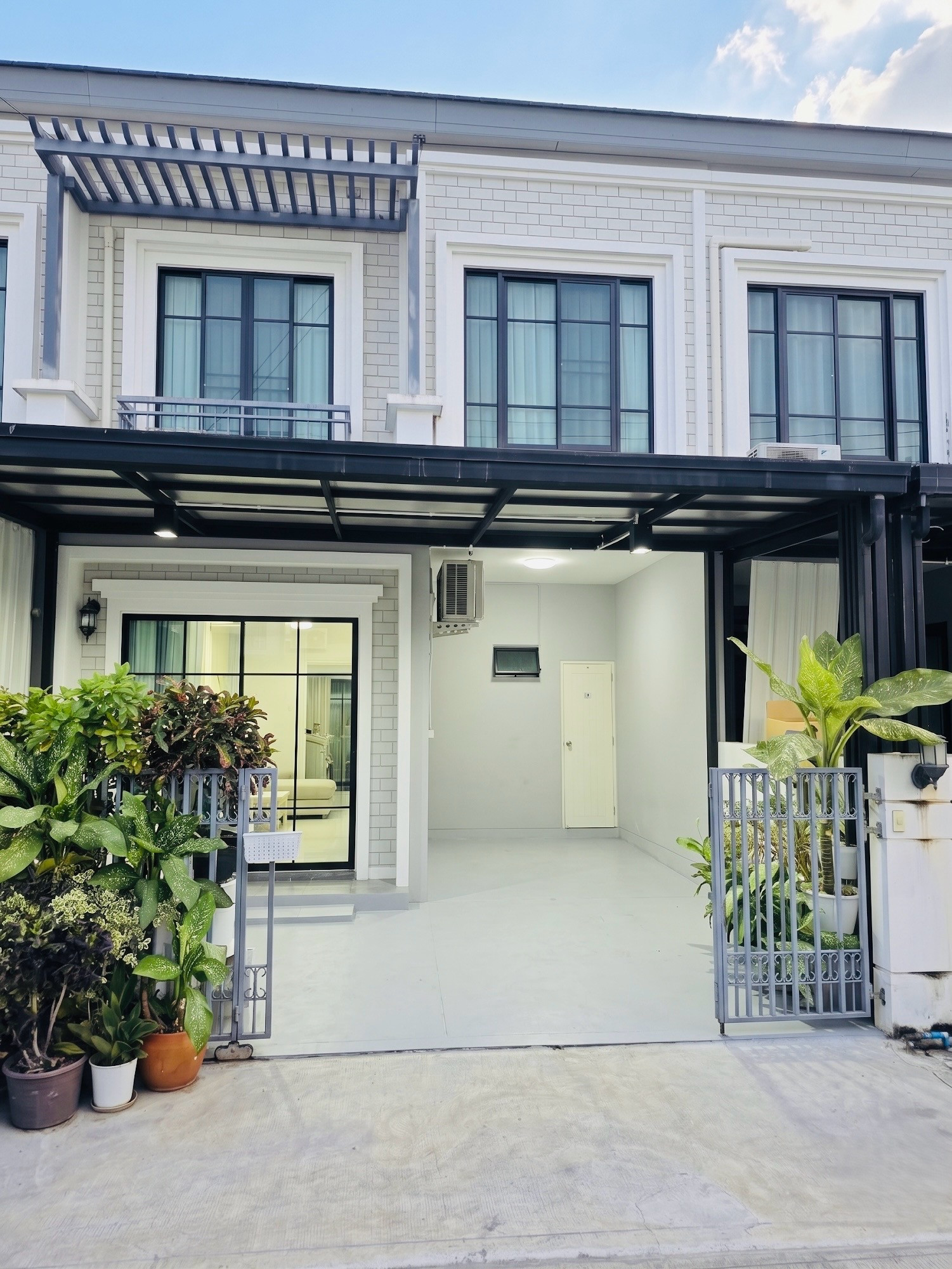 Pruksa Ville for sale Soi Phahonyothin 48-Ramintra 5, Theparak 42, near 2 BTS lines, very new house, no flooding.
