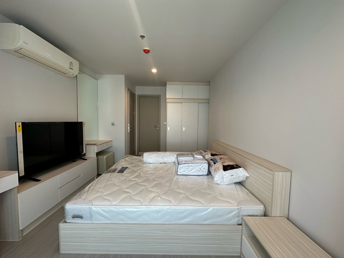 🔥 **Urgent sale!! Life Ladprao** 🔥 Size 2 bedrooms, 1 bathroom, high floor, fully furnished, call now 065-2614622 Tammy.