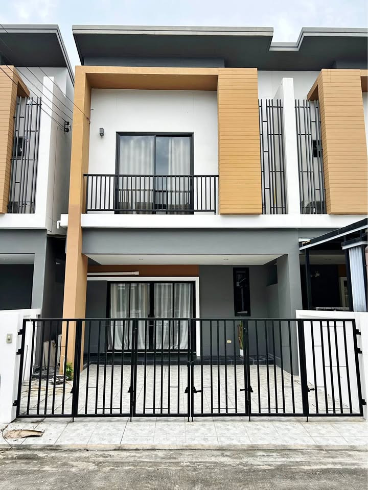 2-story townhome for rent, Viridian Prompt Village, Soi Wat Lat Pla Duk. The house is ready to move in.