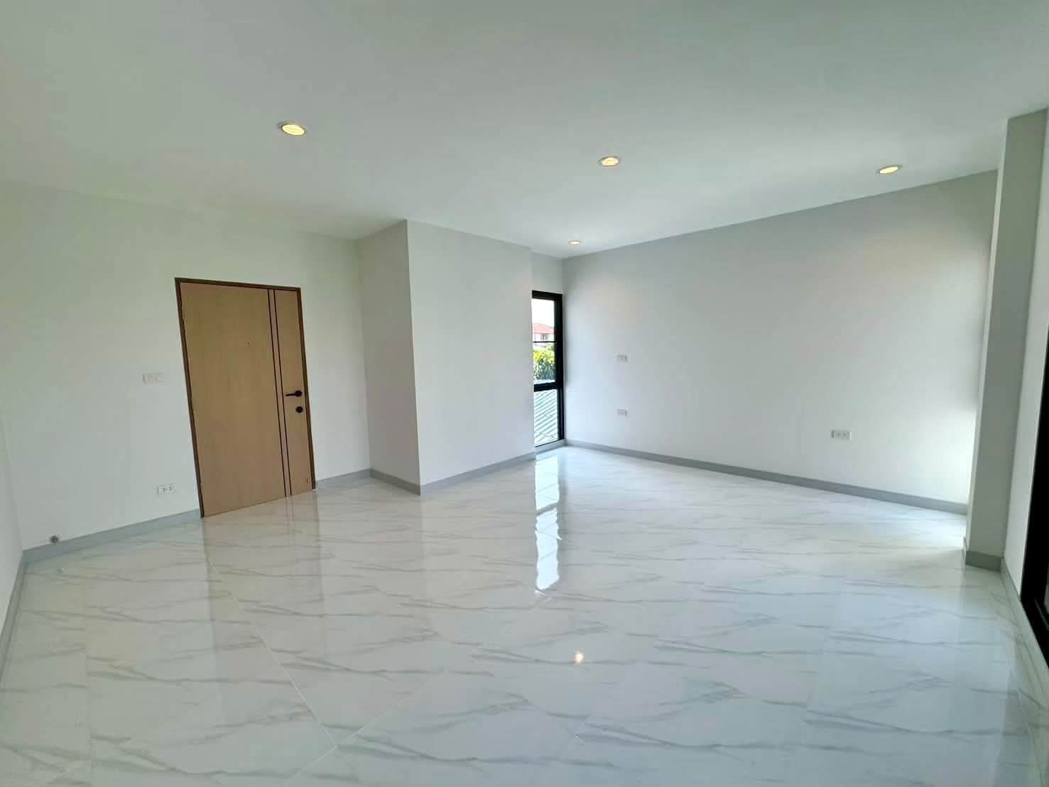 3-story semi-detached house, Modern style, large glass design. Exposure to natural light throughout the day new house Ready to move in Location along the expressway, Lat Phrao 87, behind CDC, only 750 meters, can enter and exit both Pradit Manoontham Road – รูปที่ 4