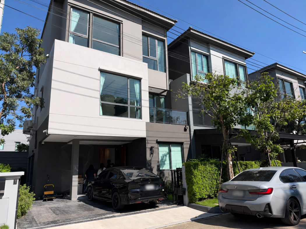 ให้เช่า บ้านแฝด สไตล์บ้านเดี่ยว 3 ชั้น บ้านกลางเมือง ดิอิดิชั่น บางนา 241 ตรม 37 ตรว พร้อมอยู่เฟอร์นิเจอร์ น้ำไม่ท่วม 5 นาทีถึง Mega Bangna