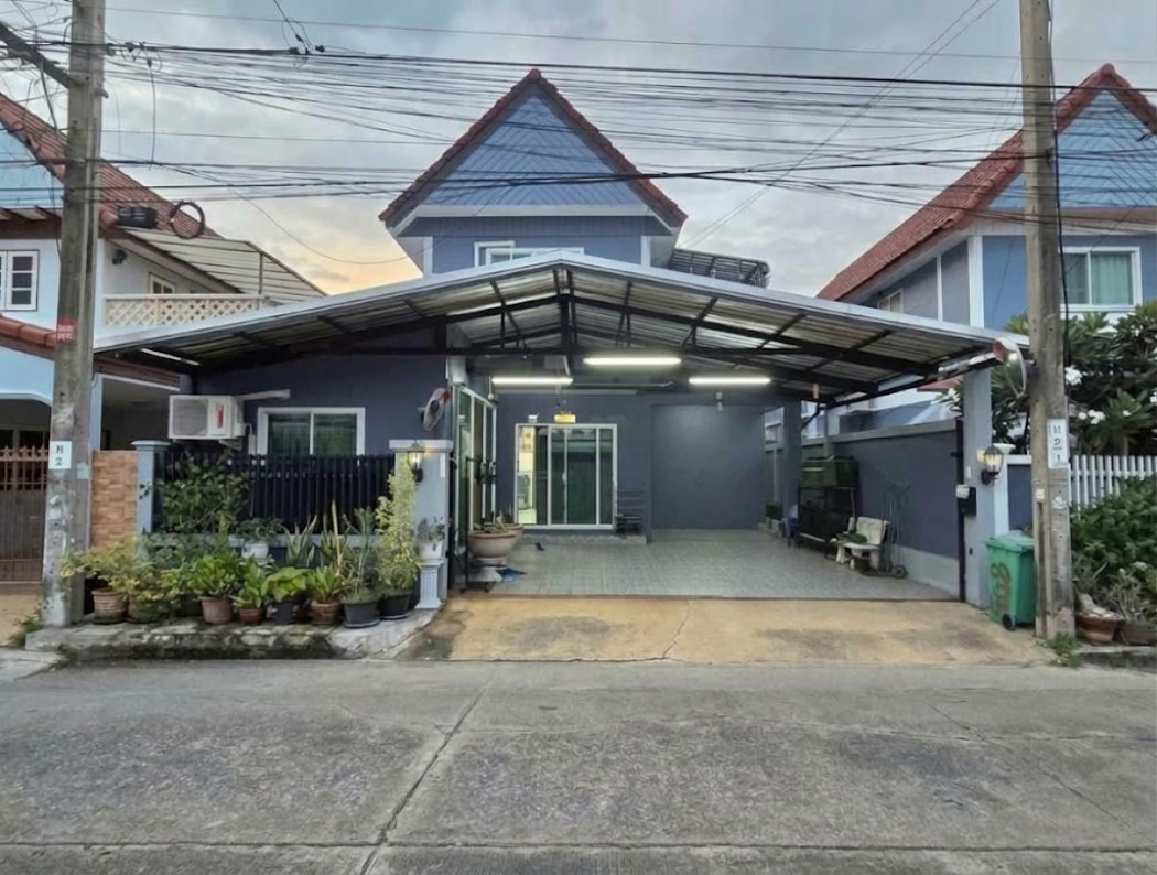 Two-story detached house for sale in Lan Thong 23/2 Village. Large house, affordable price. Near Lotus Tiwanon (Pak Kret). 50 sq.wa.