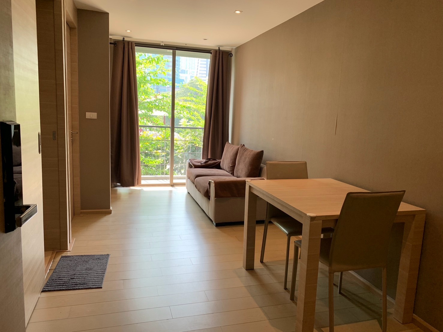 FOR SALE BEST PRICE! 1 bedroom, 33 sq m., central garden view, extremely shady, prime location in the heart of the CBD, Silom-Chong Nonsi. Shocking selling price less than 5 million, only 4.99M! / FOR SALE BEST PRICE! Beautiful 1 Bed 33 sq.m. Peaceful Gar