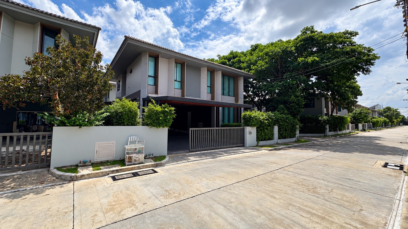 บ้านมุมแปลงใหญ่! ตกแต่งใหม่ทั้งหลัง พร้อมอยู่!! ขายบ้านเดี่ยว สราญสิริ ศรีวารี 2 (Saransiri Srivaree 2) 69 ตร.ว. ใกล้สนามบินสุวรรณภูมิ 