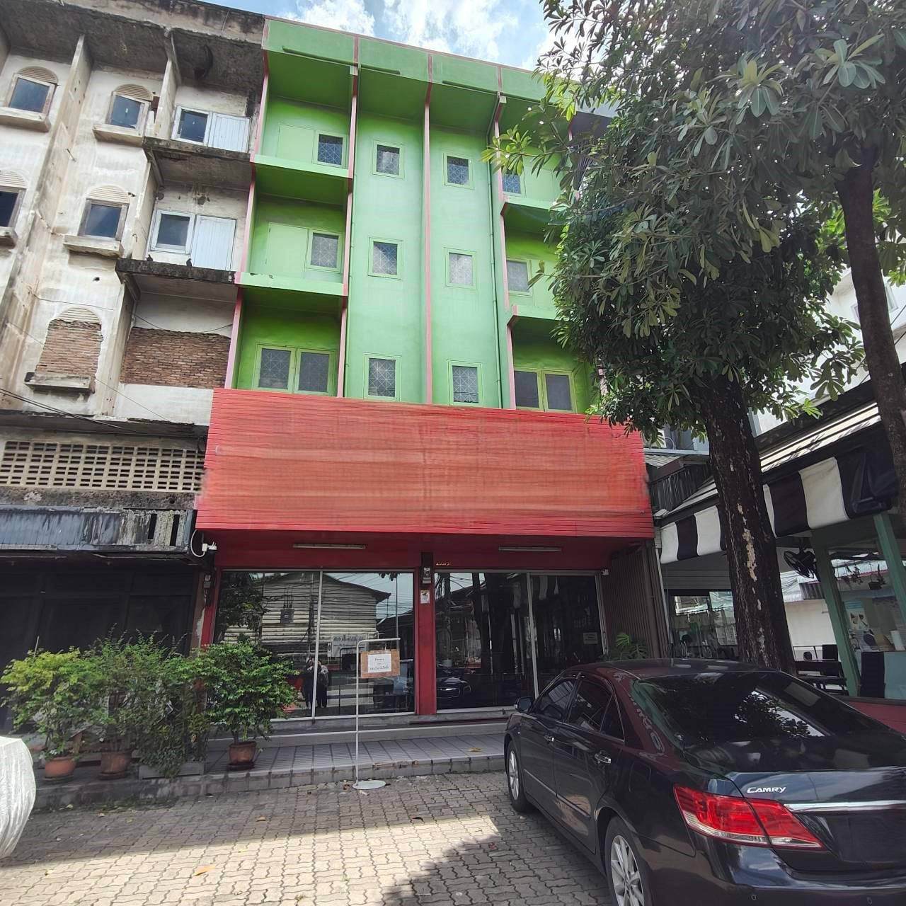 97657 - Commercial building for sale, 4 floors, 2 units, on Sanphawut Road. With a usable area of ​​432 sq m.