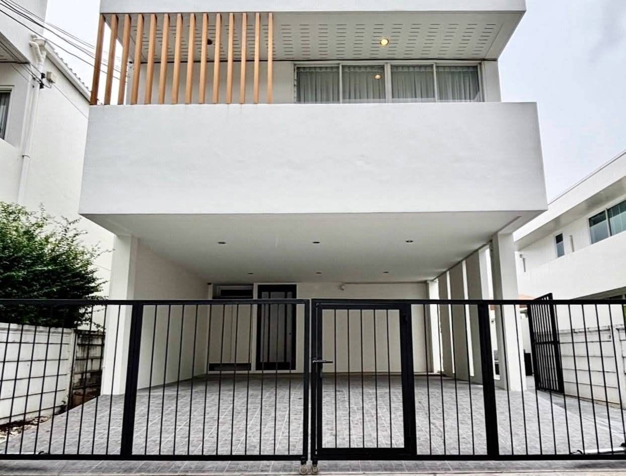 Single house for rent, Courtyard Villa Rama 9–Wongwaen | 340 sq m. | 4 bedrooms, 4 bathrooms | Private swimming pool | Fully Furnished Single house for rent, Courtyard Villa Rama 9–Wongwaen | 340 sq m. | 4 bedrooms, 4 bathrooms | Private swimming pool | Fully Furnished