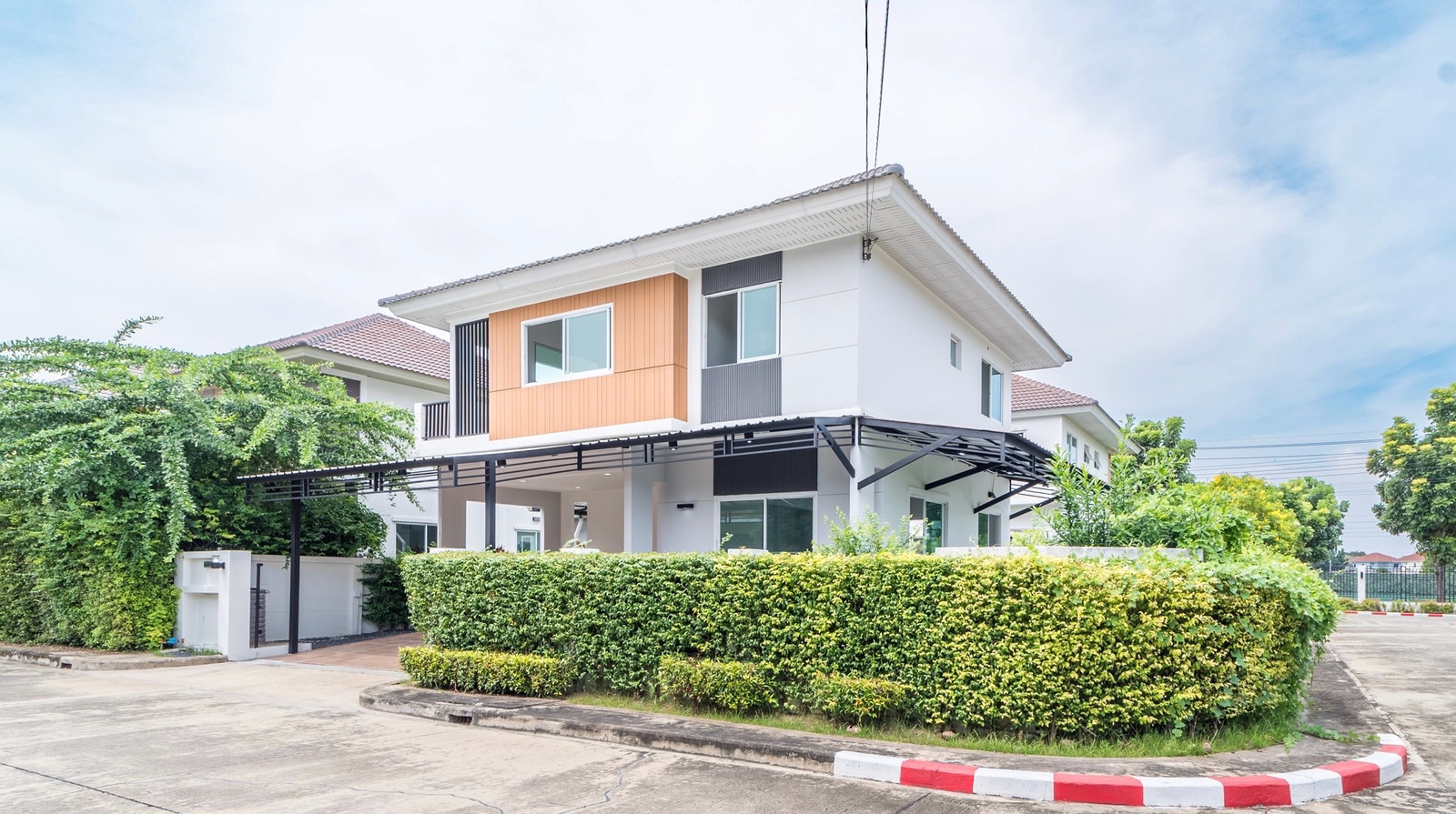 Corner house, newly renovated, Perfect Park Suvarnabhumi, Phase 4, Romklao, the most beautiful in the project.
