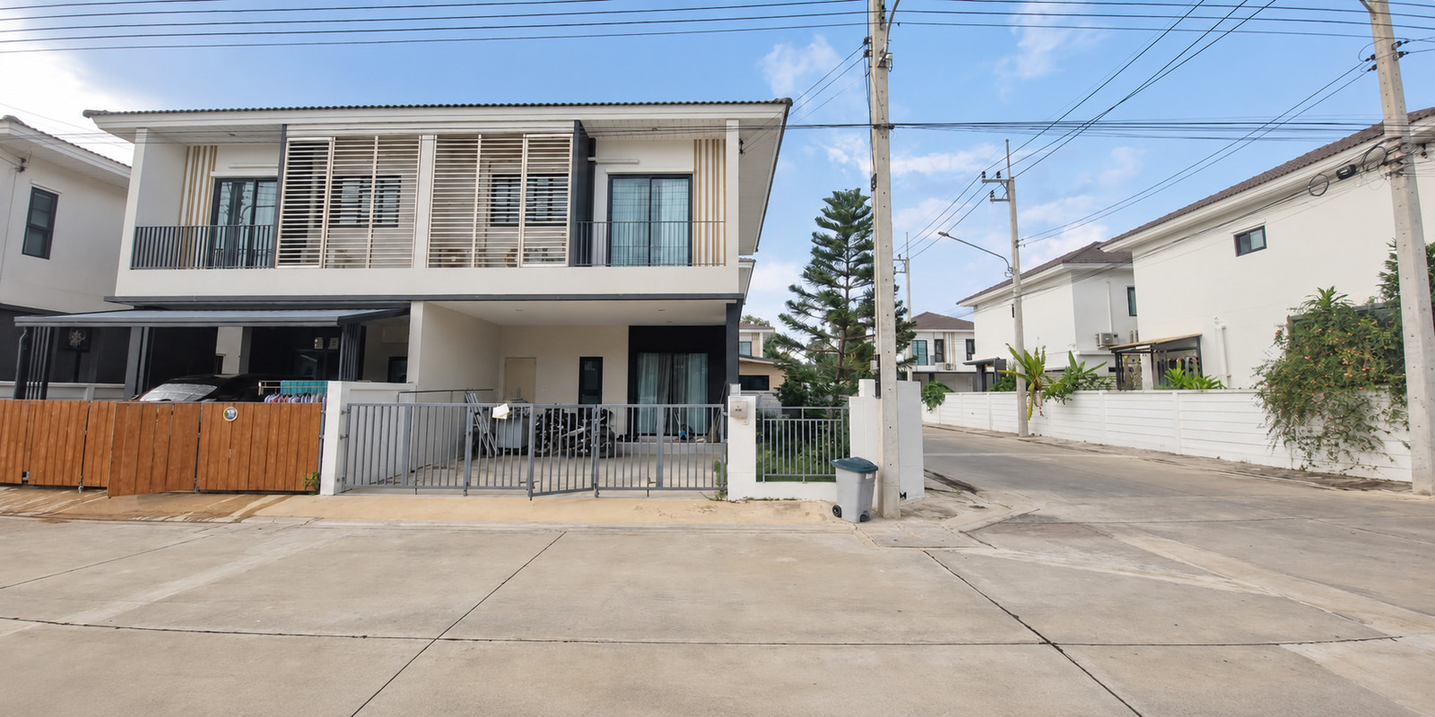 🏡 2-story townhome, corner unit, wide area with parking for 2 cars! ✨ Rama 2 location, connected to Rama 2 Road and the route into Samut Sakhon city.