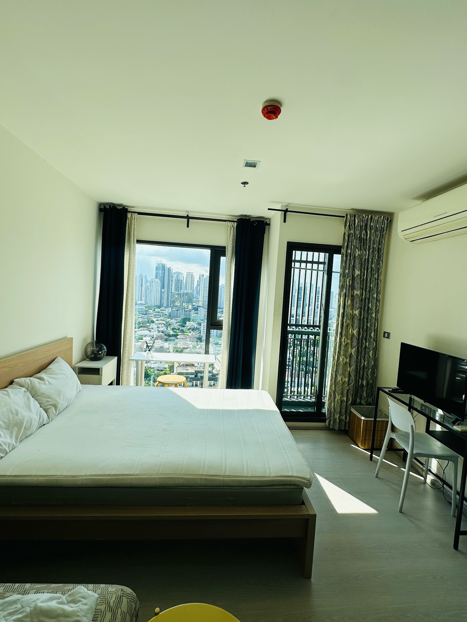 🏙️✨ FOR RENT | RHYTHM Sukhumvit 36–38  คอนโดให้เช่า ทำเลใจกลางทองหล่อ ใกล้ BTS ทองหล่อ เดินทางสะดวก ตอบโจทย์ไลฟ์สไตล์คนเมือง!  📍 Location: RHYTHM Sukhumvit 36–38 🚆 ใกล้ BTS ทองหล่อ (Thong Lo) 🏢 ชั้น 24 | 24th Floor 📐 ขนาด 25 ตร.ม. | 25 SQ.M. 🛏️ ห้อง
