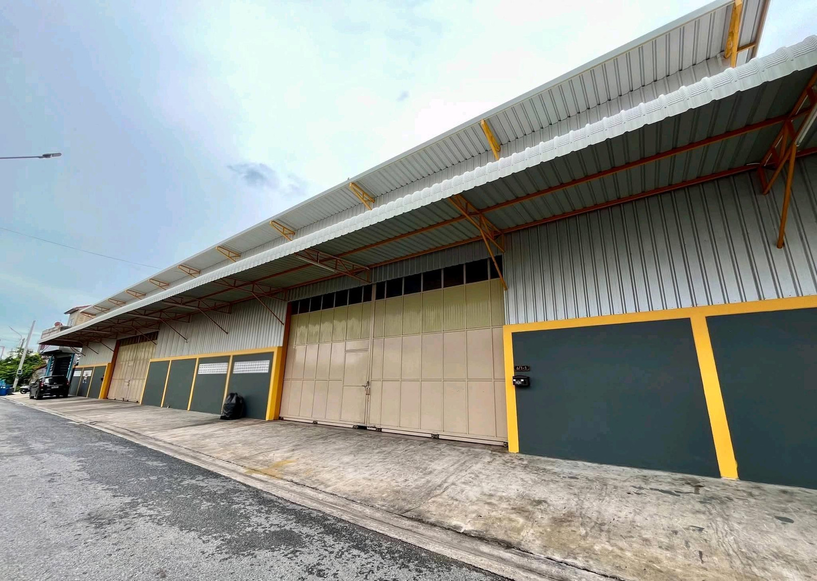 Warehouse available for rent Usable area 385 sq m. Location: Sakae Ngam, Rama II, good location, easy to enter and exit.