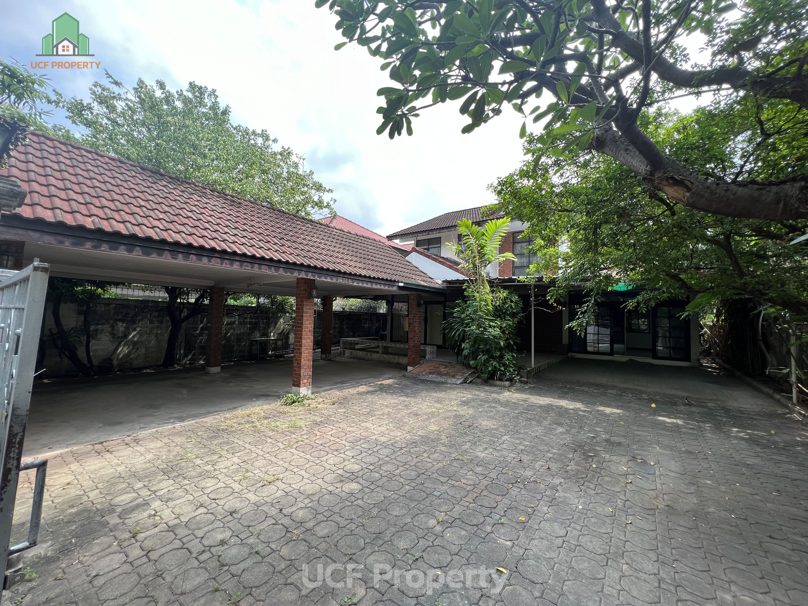 Single house for sale, 133 sq m, Soi Pridi Banomyong 42 (Sukhumvit 71), next to the alley road, hard to find location in the middle of the city, connected to Ekkamai, Thonglor, very convenient.