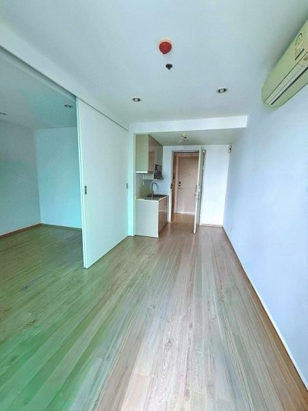 SUPER HOT PRICE! 1 bedroom, 36th floor, great view, new condo, excellent condition. Location Khai Yak Sam Yan-Chula, next to MRT Sam Yan 270m, near Chulalongkorn University. Shocking selling price of only 5.99M!
