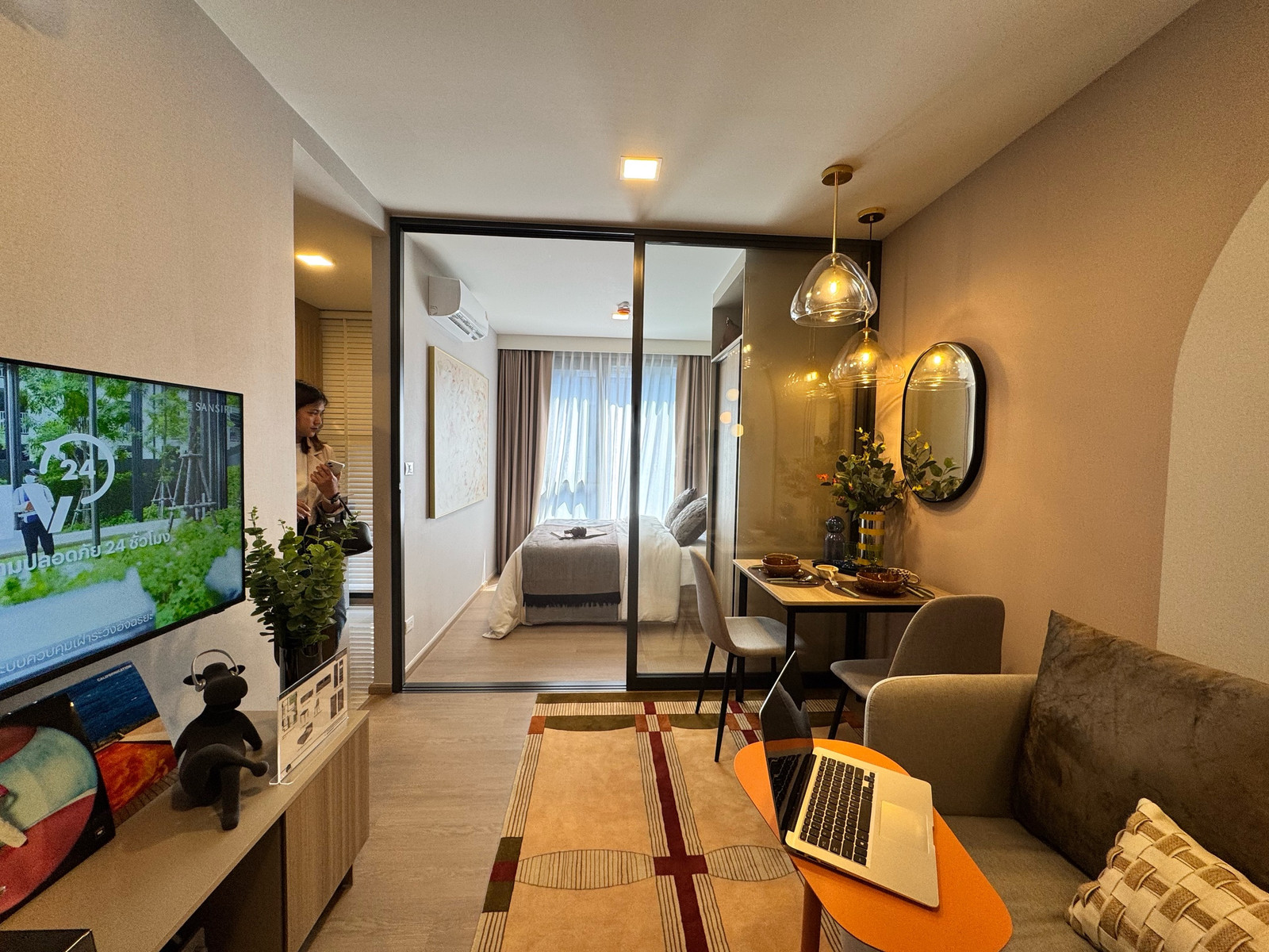 Condo allows pets, near Mrt.Ratchada, starting at 2.42 million baht, 25 sq m., free furniture + 5 appliances.