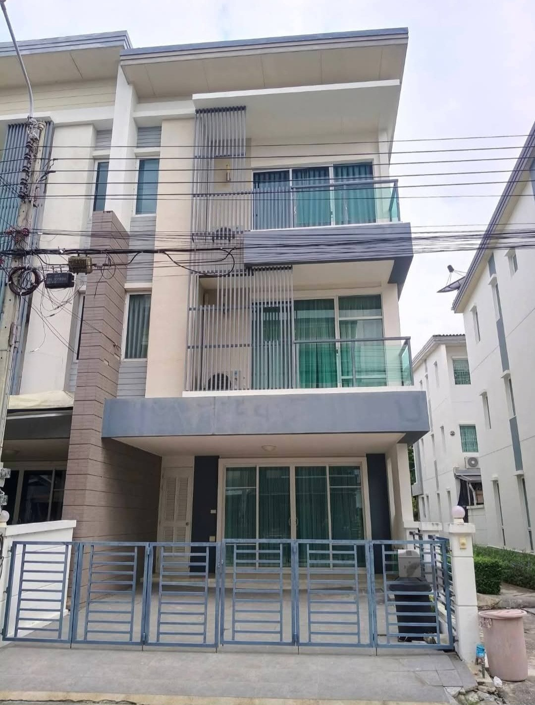 For rent, Town Avenue Srinakarin | 3-story townhome, corner unit. For rent, Town Avenue Srinakarin | 3-story townhome, corner unit.