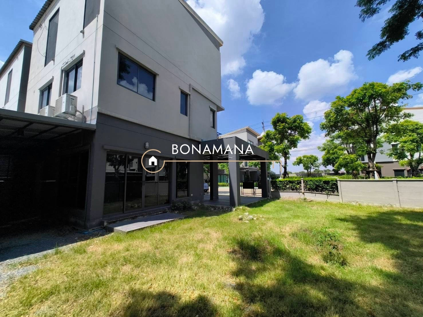 For rent, semi-detached house, Baan Klang Muang, Ramintra 83 Station (MRT Ramintra Km. 9: 1.8km)