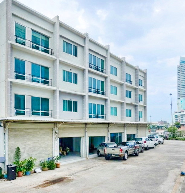 Behind EGAT headquarters. MRT BangPhlu 3km. 4-story commercial building for rent corner unit 3beds