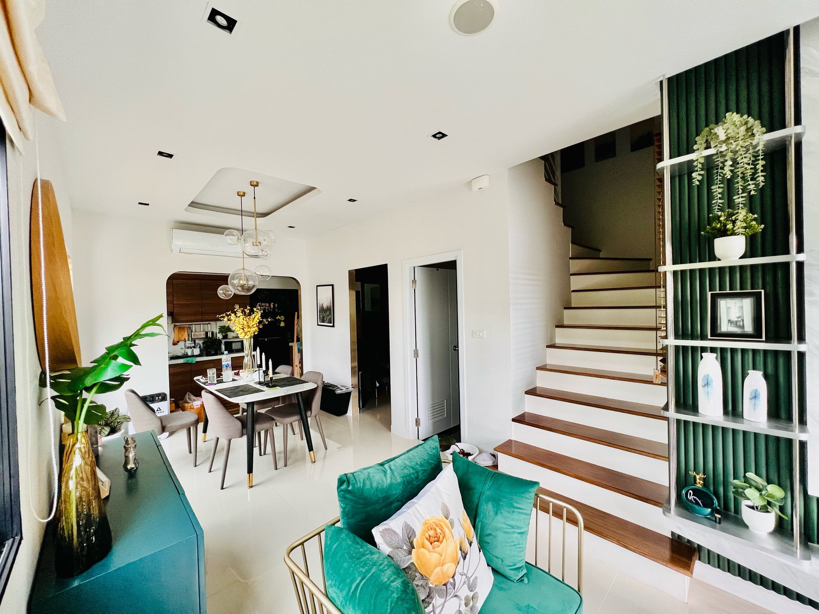 🟢 ให้เช่าทาวน์โฮม 2 ชั้น ตกแต่ง Built-in สไตล์หรูหรา เฟอร์นิเจอร์และเครื่องใช้ไฟฟ้าครบครัน พร้อมหิ้วกระเป๋าเข้าอยู่อาศัยทันที – รูปที่ 2
