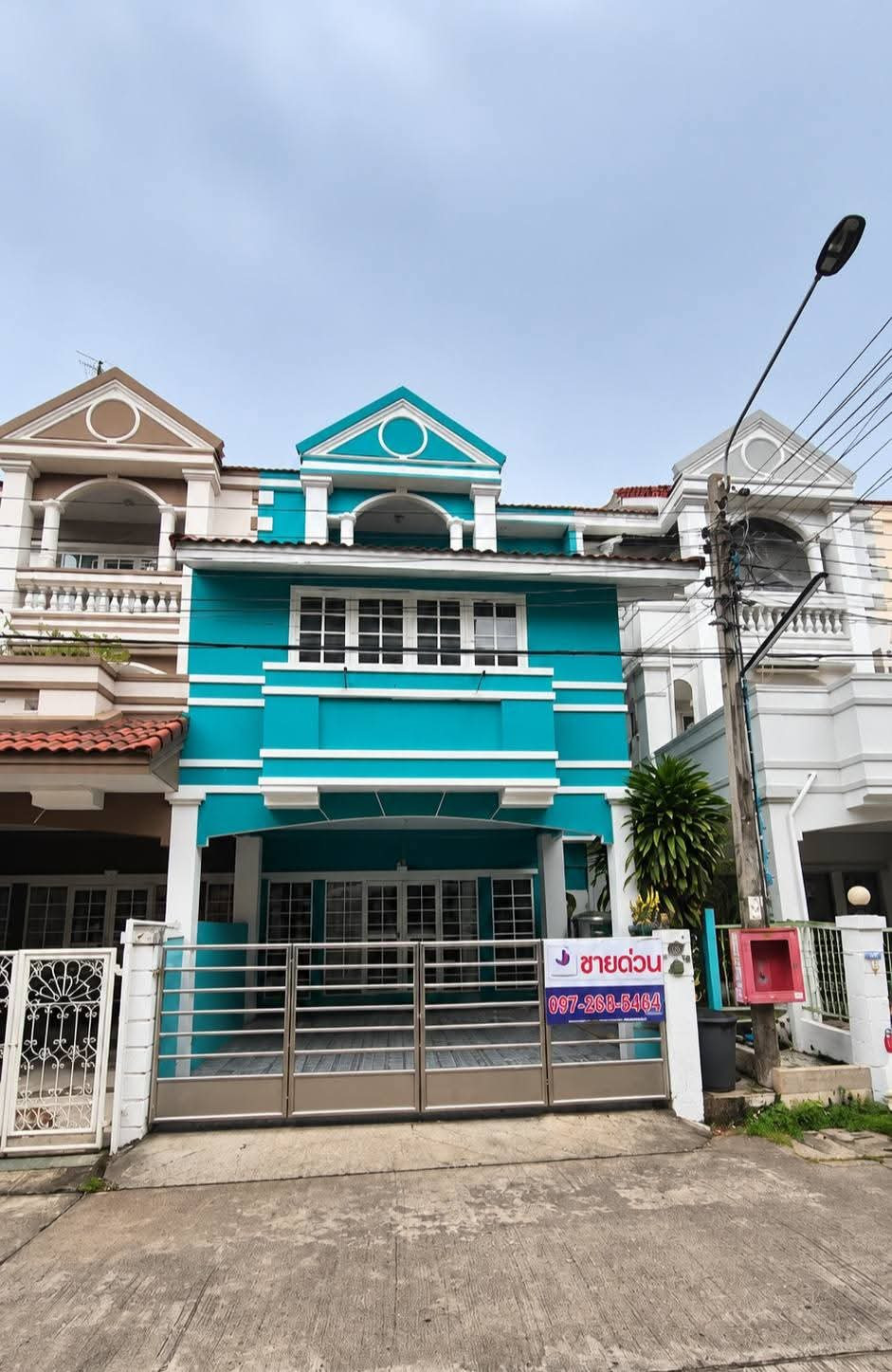 🏡🔥 3-story house, width 6 meters, near MRT, price less than 4 million!! Big house, full functions, 4 bedrooms, 5 bathrooms, parking for 2 cars, Rattanathibet location, convenient travel.