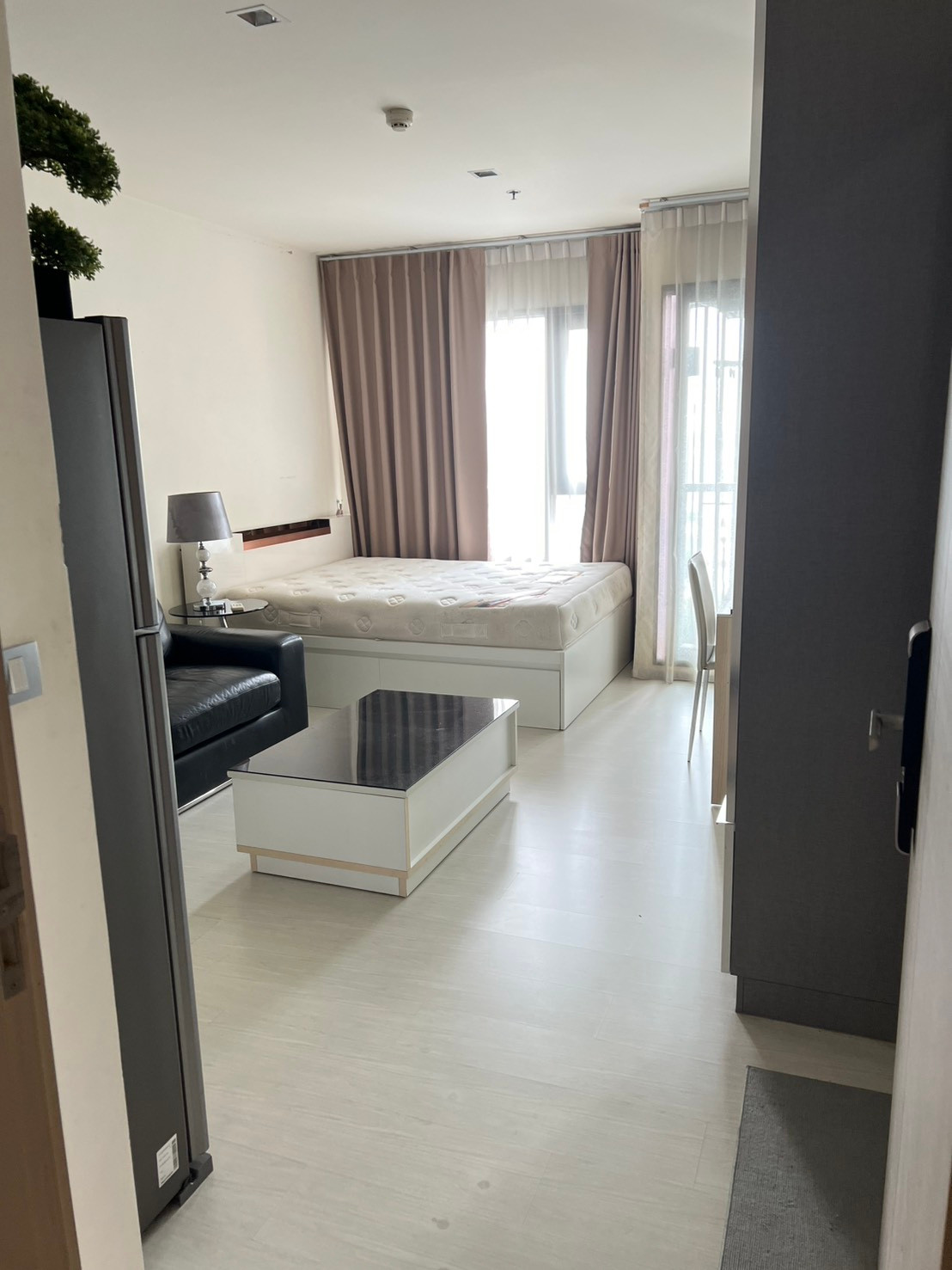 Rent Rhythm Sukhumvit 36-38  STUDIO 24 Sq.m 15,000 Baht Free Shuttle Service