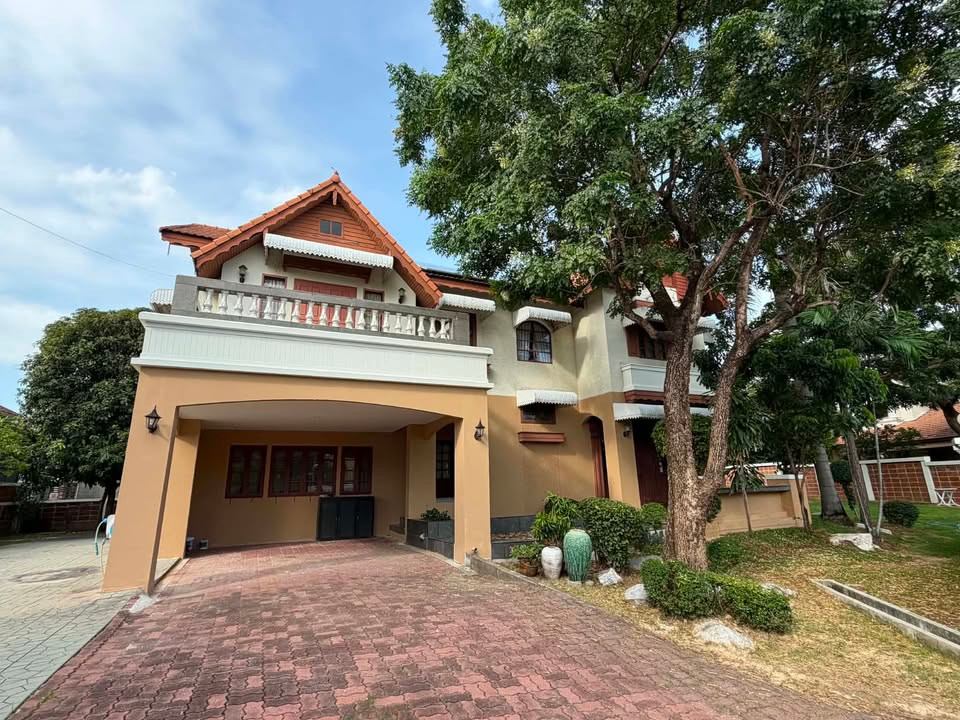 For Rent: Large detached house at Ladawan Srinakarin near Sri Bearing BTS Station.
