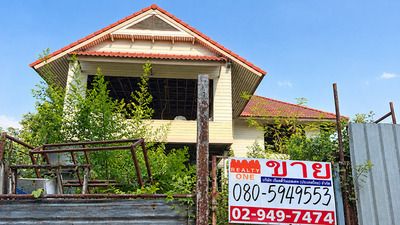 Cheap land for sale, Soi Asawapichet 10, Taling Chan, 90 sq m, with original house. Only 30 meters from the main road.