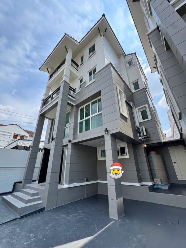 🏡 FOR RENT Newly renovated townhome, Ekkamai, Soi Pridi Banomyong 31 (Ekkamai 12), 3 bedrooms, 3 bathrooms, location in the heart of Ekkamai. Suitable for living and doing business📅 Ready to move in from 12 October 2026 (2026) 💰 Rent only 75,000 baht/mont