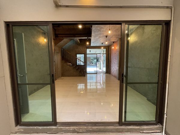 🏡Baan Lumpini Town Residence Bangna-Srinakarin 📝 Company registration possible and can be lived in. 1st floor, loft style, exposed brick wall, bare cement wall, hanging lights, shiny tile floor. Storefront with large glass