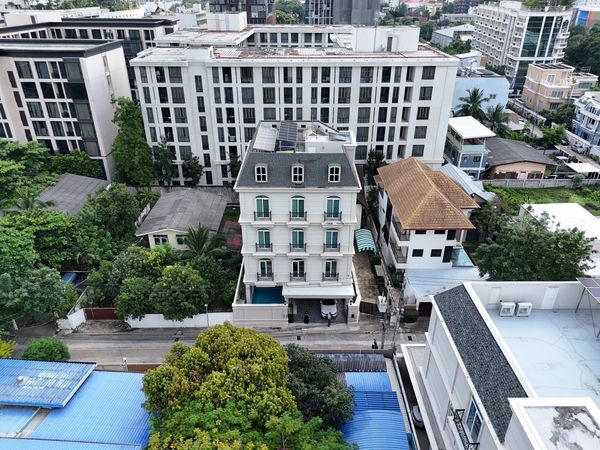 Single house for sale, Sukhumvit 61, with elevator and private swimming pool, area 600 sq m, 4 bedrooms, rooftop 100 sq m, price 115 million baht.