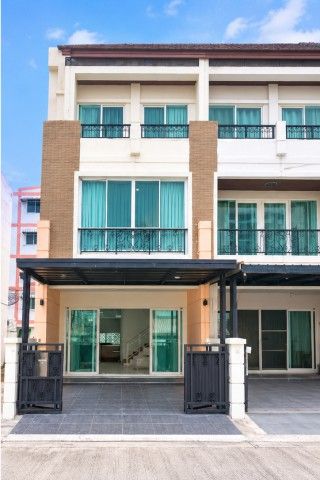 BigC Suksawat 200m. 3-story townhome in the heart of the city near Suksawat Road Rama3. Fully renova