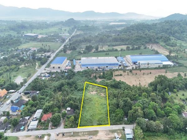 Land for sale in Nong Kham–Noen Tong, Si Racha; 4 rai, with the rear side bordering a natural stream.